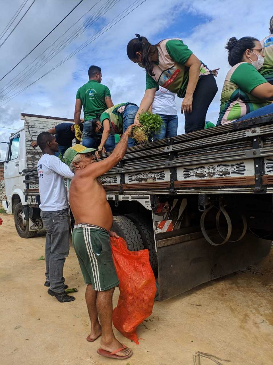 Camacã: Famílias carentes de Leoventura e Jacareci são comtempladas com alimentos do PAA e CONAB
